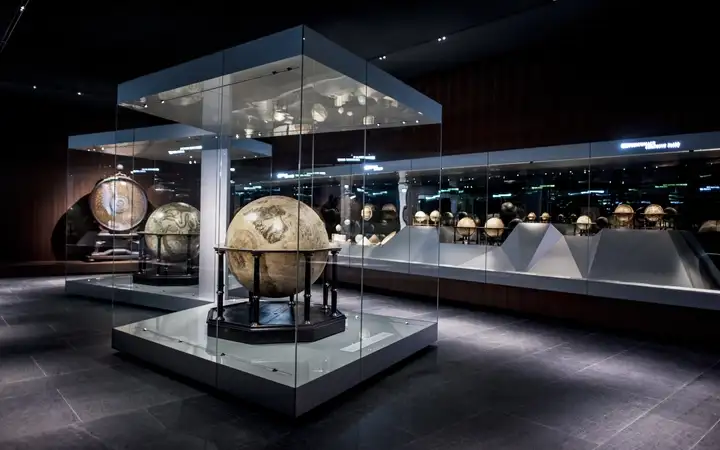 A globe inside a showcase made from SCHOTT AMIRAN® anti-reflective glass in the Royal Cabinet of Mathematical and Physical Instruments in Dresden, Germany