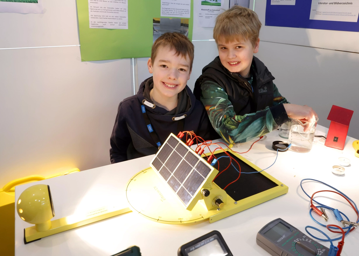 Zwei Jungen mit einem kleinen Solarpanel