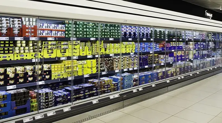 Food shop interior with chiller cabinets with SCHOTT Termofrost® Smart Look glass doors