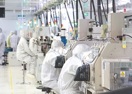 Workers carry out product inspection in a dust-free plant