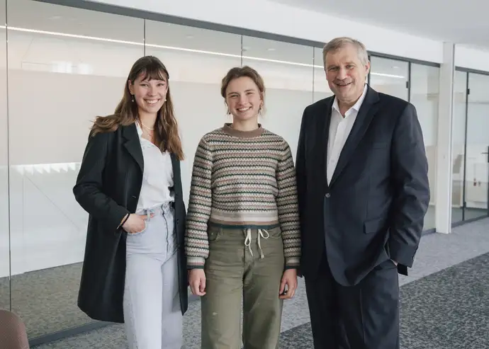 Emma Derix, Romy Hahn und SCHOTT CEO Dr. Frank Heinricht