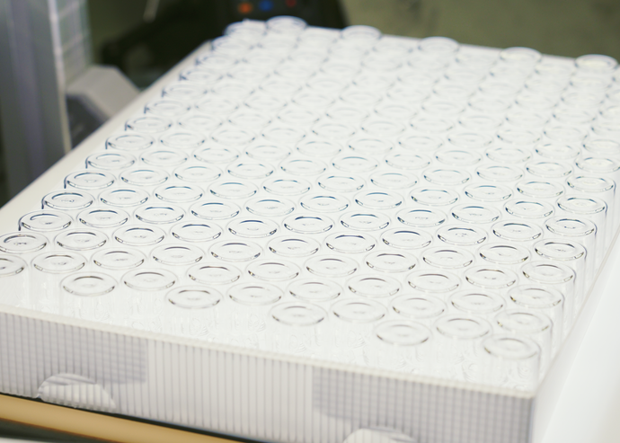Vials packaged in a closed loop recycled tray