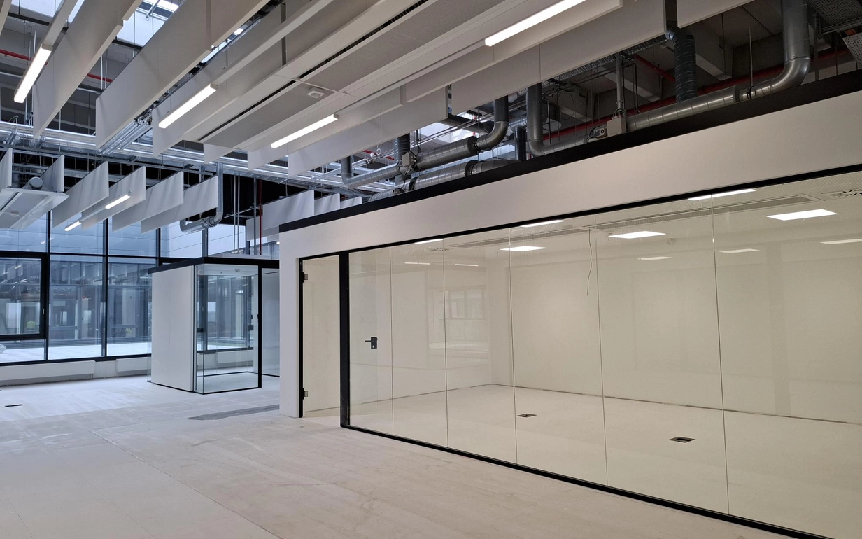 Lichtdurchfluteter, offener Bürobereich