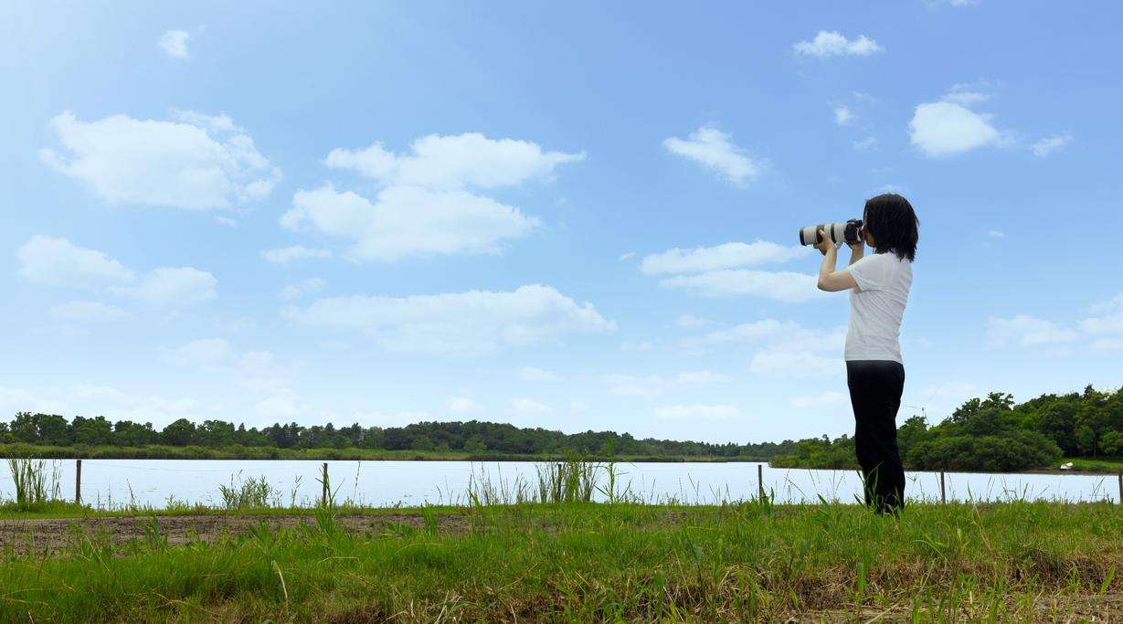 Jocelyn observes the lake with a camera