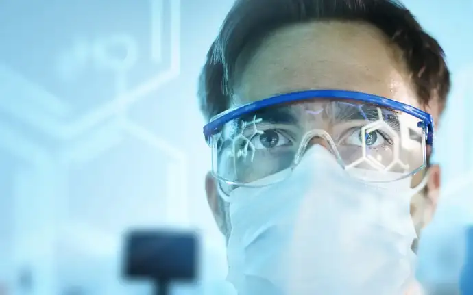 Homem usando óculos de laboratório