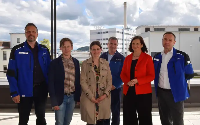 Group photo of politicians and business people at the SCHOTT plant in Jena, Germany