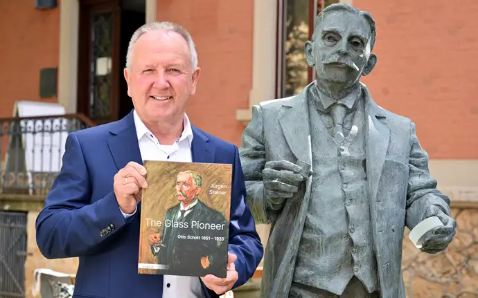 Author Dr. Jürgen Steiner presents the Otto Schott biography at the SCHOTT Villa.