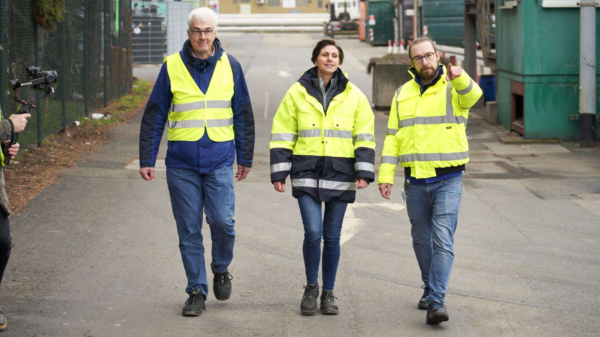 Representatives of SCHOTT, Sanofi and Infraserv with safety vests at the Infraserv Höchst site, discussing the circular economy pilot project with pharmaceutical glass.