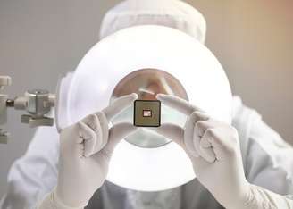 Wissenschaftlerin prüft miniaturisierte Halbleitergehäuse aus Glas