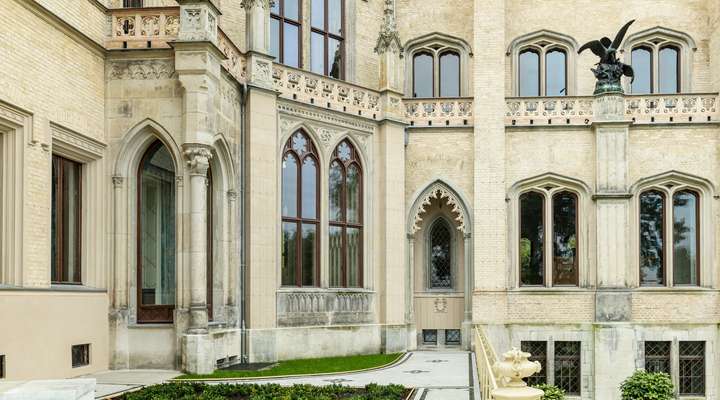 Close up detail of windows in a historical building restored with SCHOTT restoration glass
