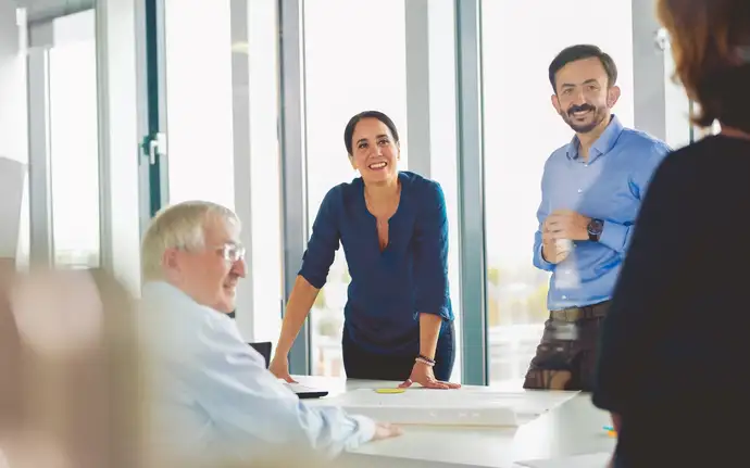 Büroangestellte bei einem Meeting