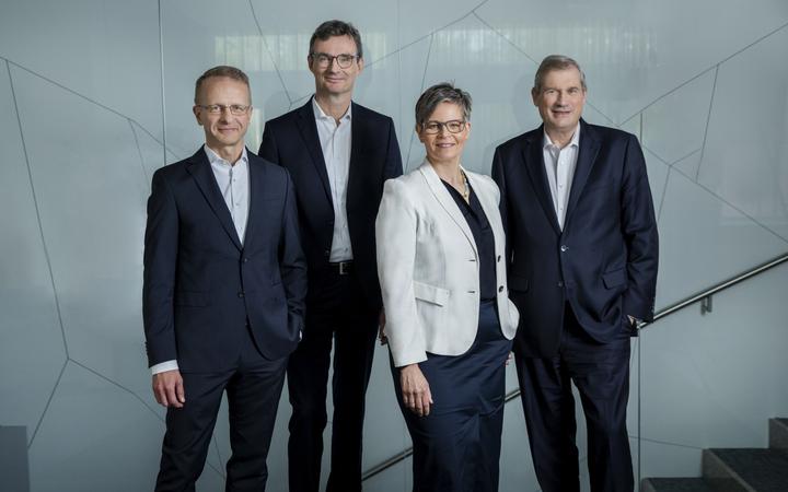 Group Picture SCHOTT Management Board. From left to right: CFO Dr. Jens Schulte, Dr. Heinz Kaiser, Dr. Andrea Frenzel and CEO Dr. Frank Heinricht.