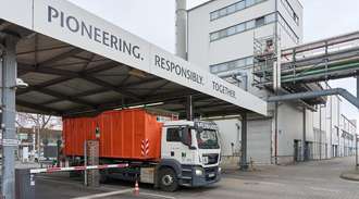 The truck with the container from Höchst drives through the gate of the SCHOTT plant in Mainz	