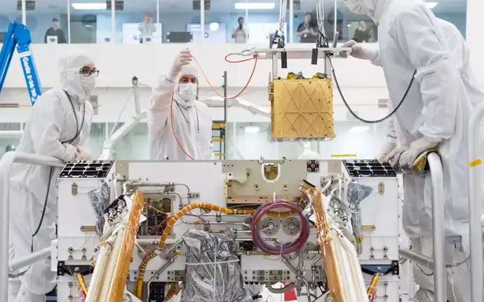 Cientistas instalando a MOXIE no rover Mars
