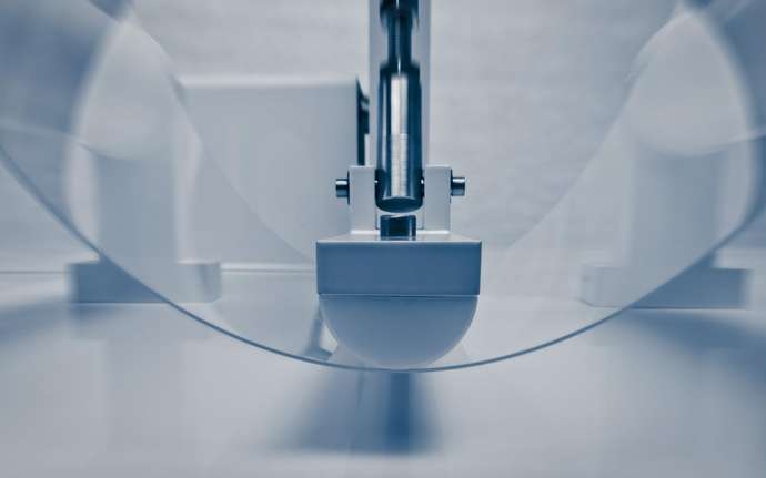 Laboratory machine bending a sheet of thin glass