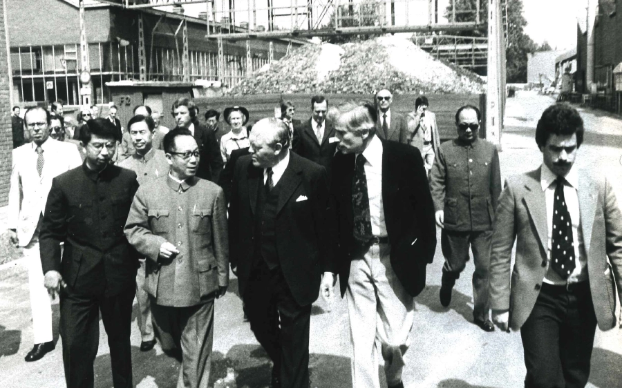 1978年，国务院副总理谷牧访问位于德国美因茨的肖特集团总部，