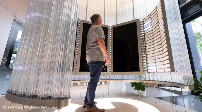 Mann, der die Glasinstallation im Google Store in New York betrachtet