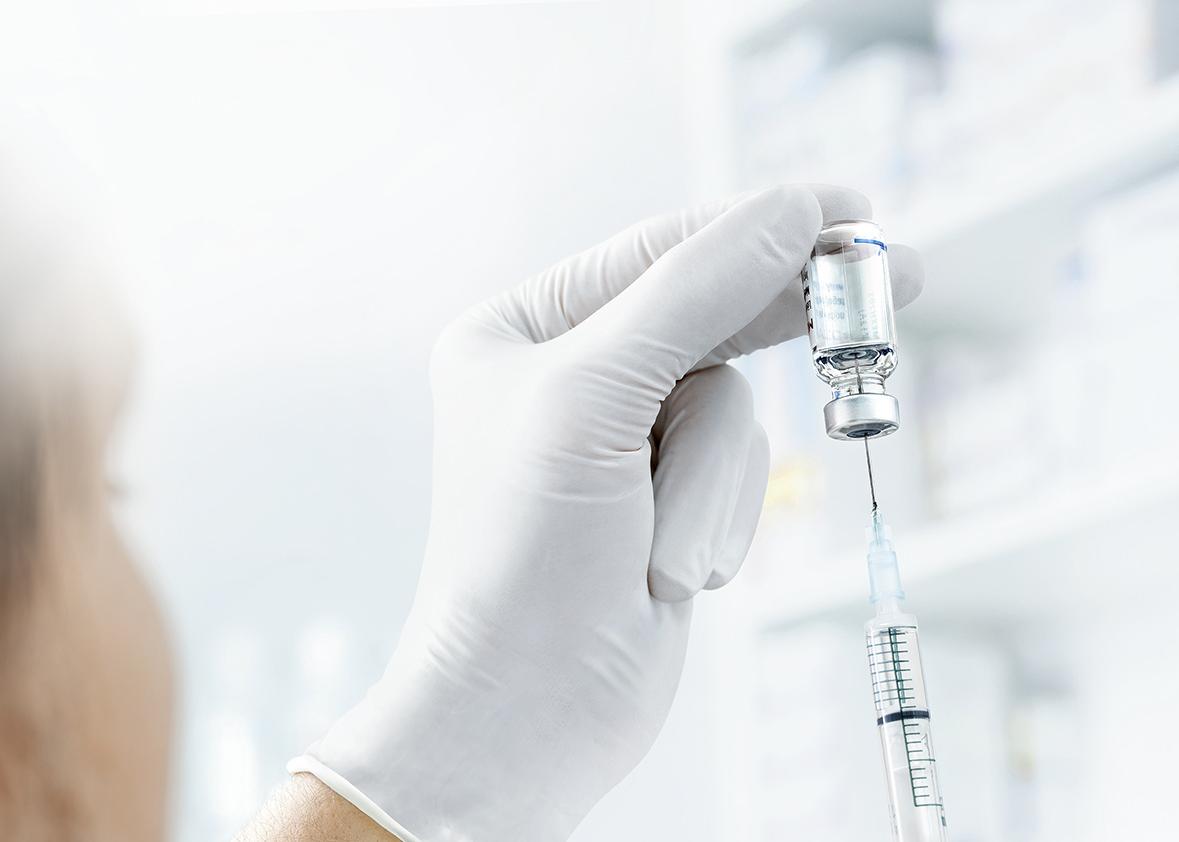 医护人员手持玻璃疫苗瓶准备疫苗注射	