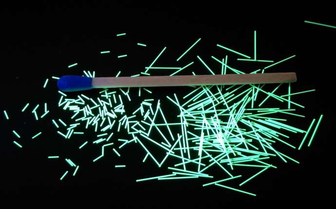 selbstleuchtende trigalight hairlights in verschiedenen Größen mit Streichholz als Referenzgröße (Copyright: mb-microtec)