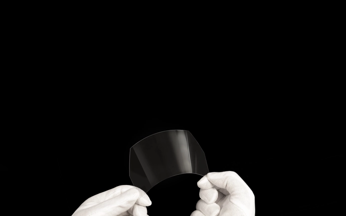 工作人员双手展示肖特超薄柔性玻璃