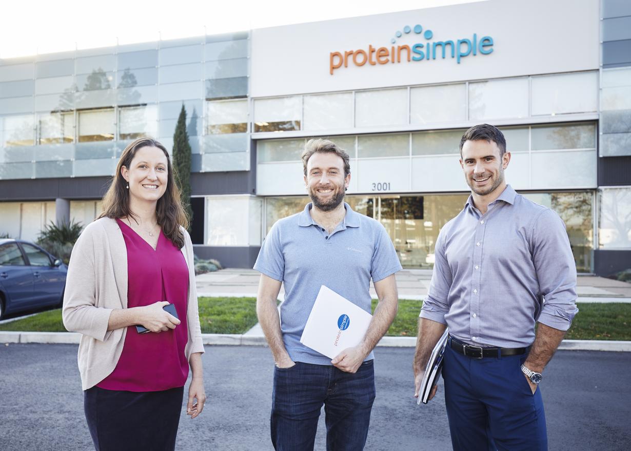 (左から) ProteinSimple社のケリー・ガードナー氏とエリック・ジャバート氏、SCHOTT North America社のスペンサー・ペリー氏