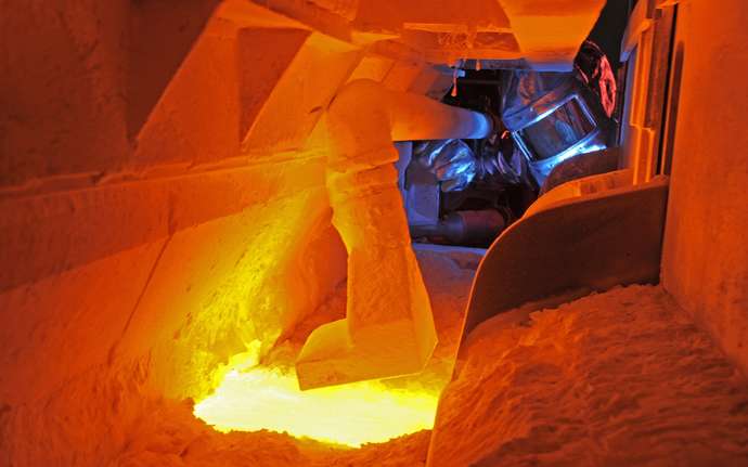 A look inside the melt: Specialty glass is melted at temperatures of up to 1,700° Celsius.