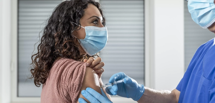 Woman receives vaccination from syriQ syringe