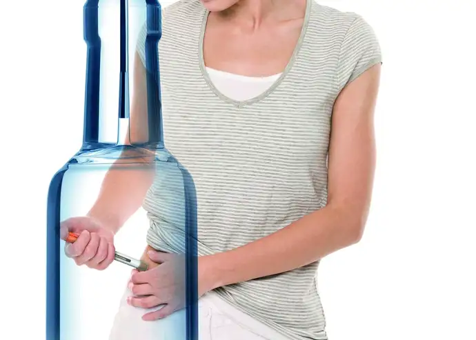 Frau, die einen Autoinjektor benutzt, hinter dem Bild einer Glasspritze und einer Nadel