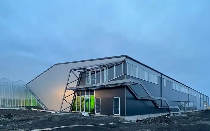 Algalif Werk in Island vor bewölktem dunklen Himmel.