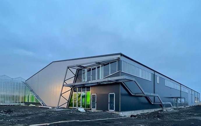 Algalif Werk in Island vor bewölktem dunklen Himmel.
