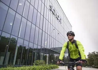 Michael Hahn erreicht SCHOTT in Mainz mit dem Rad in sportlicher Kleidung