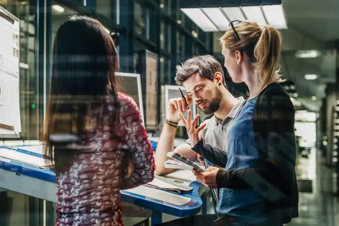 Drei junge Menschen arbeiten zusammen