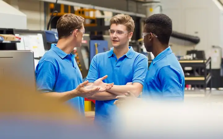 Three young SCHOTT trainees in conversation