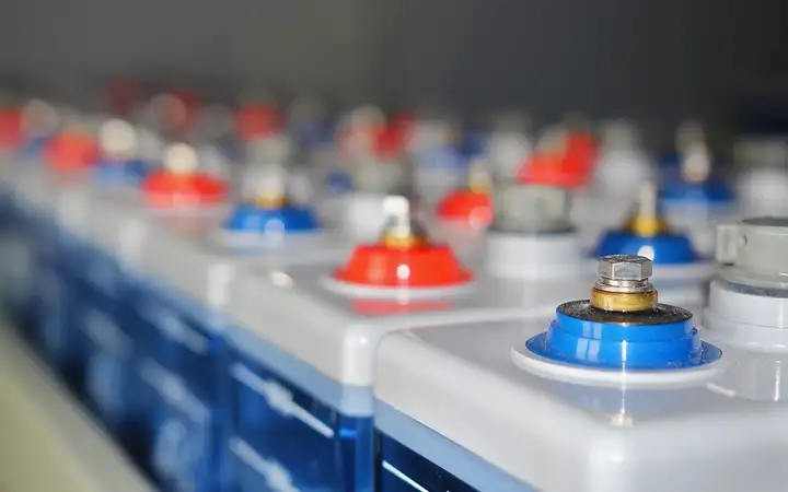 Series of blue and red ultracapacitors