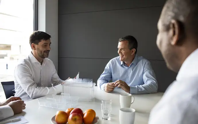 	Marcel Fischer, diretor de gestão de projetos do NEXTERION® na SCHOTT, em uma reunião com Ed Farrell, COO da Quotient