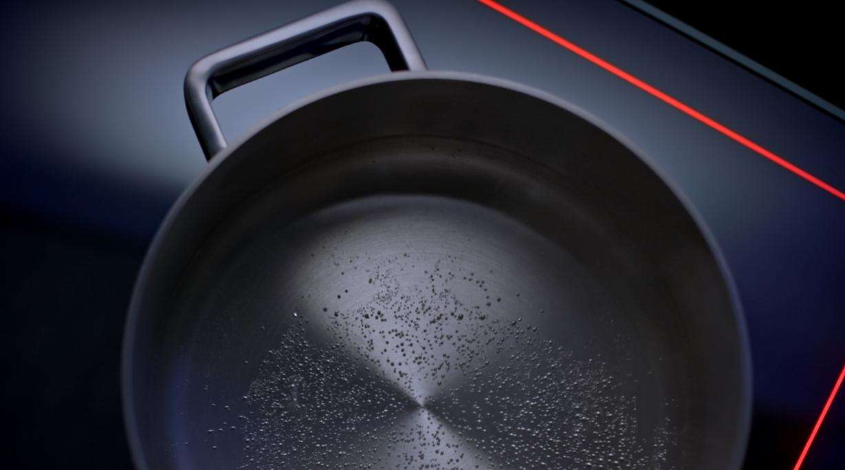 Close-up of a pan on top of a CERAN HIGHTRANS® eco S glass-ceramic cooktop