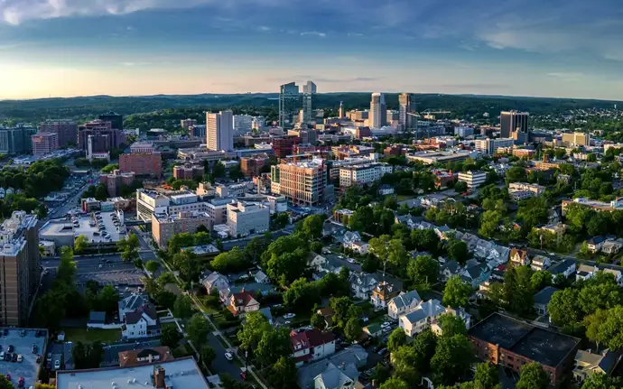 Luftaufnahme vom Stadtteil White Plains in Rye Brook, USA 