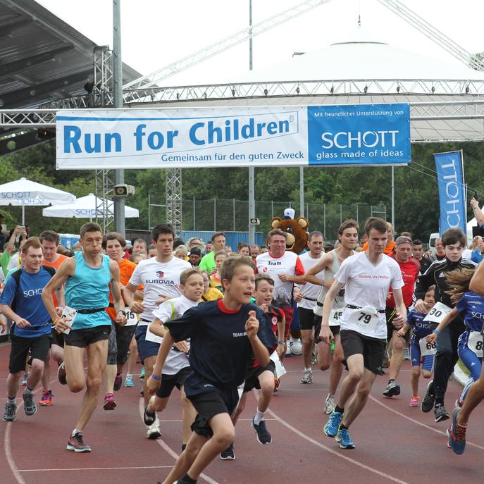 Adults and children running in the SCHOTT Run for Children event 