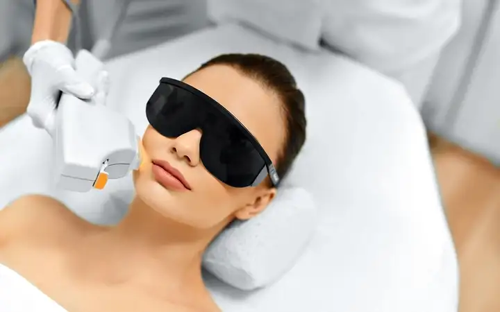 Flash lamp in IPL lamp for facial treatment