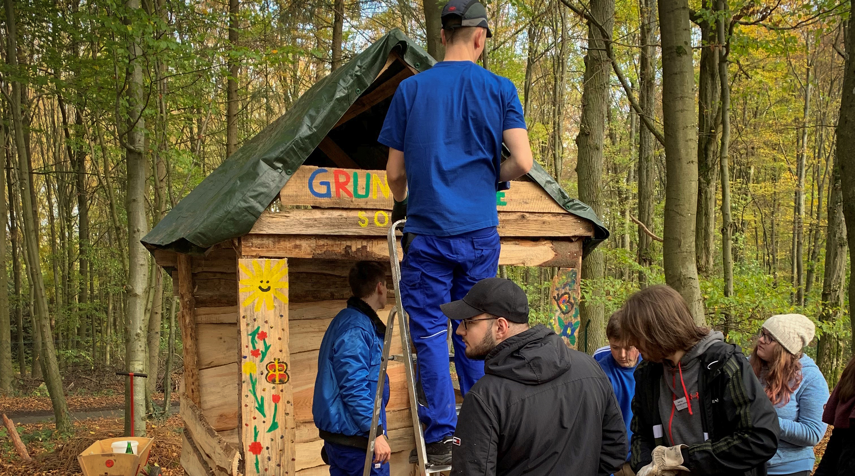Junge SCHOTT Auszubildende nehmen an einer Teambuilding-Übung im Wald teil
