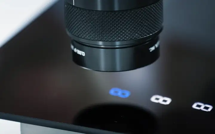 Optical test instrument inspecting a 7-segment display on a glass-ceramic surface