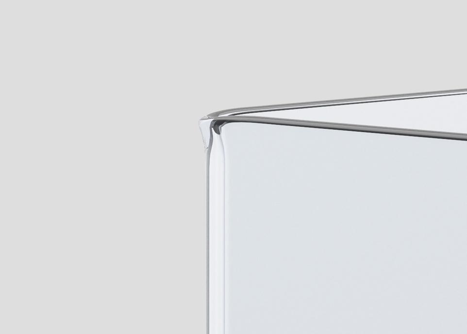Dois painéis de vidro para lareiras com curvatura angular, um com Standard Bending Edge e o outro com Ideal Bending Edge