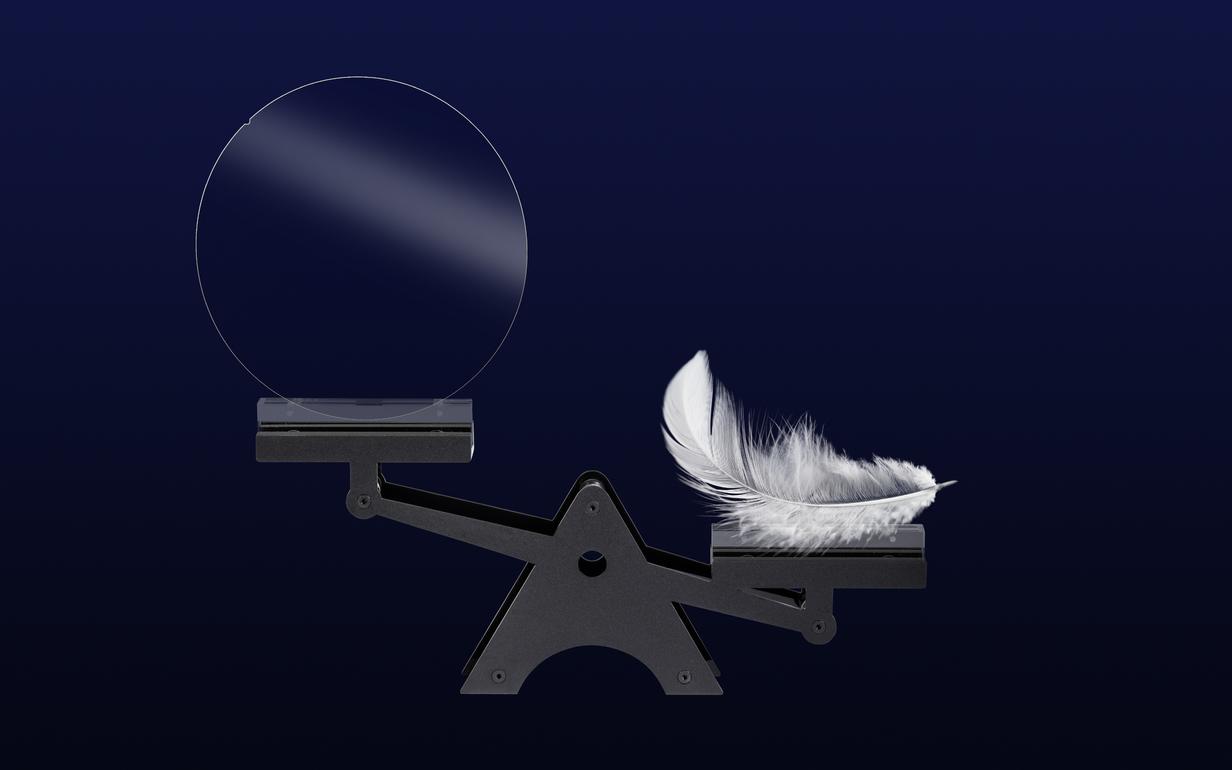 肖特RealView®1.9 Lightweight ultra玻璃晶圆在白色羽毛背后