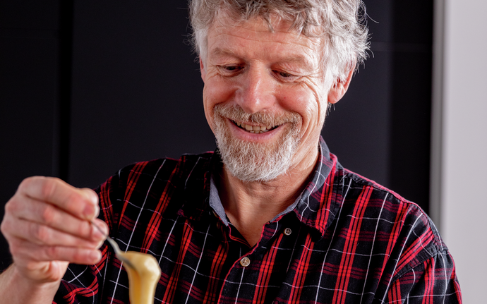 Dr. Martin Letz, Festkörper-Physiker in der Materialentwicklung bei SCHOTT, mit Honigglas in der Hand