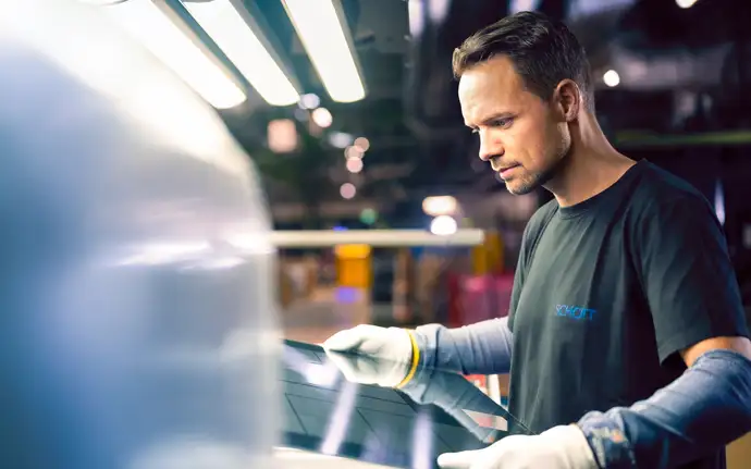 Un ingeniero de SCHOTT trabaja en una pantalla táctil grande