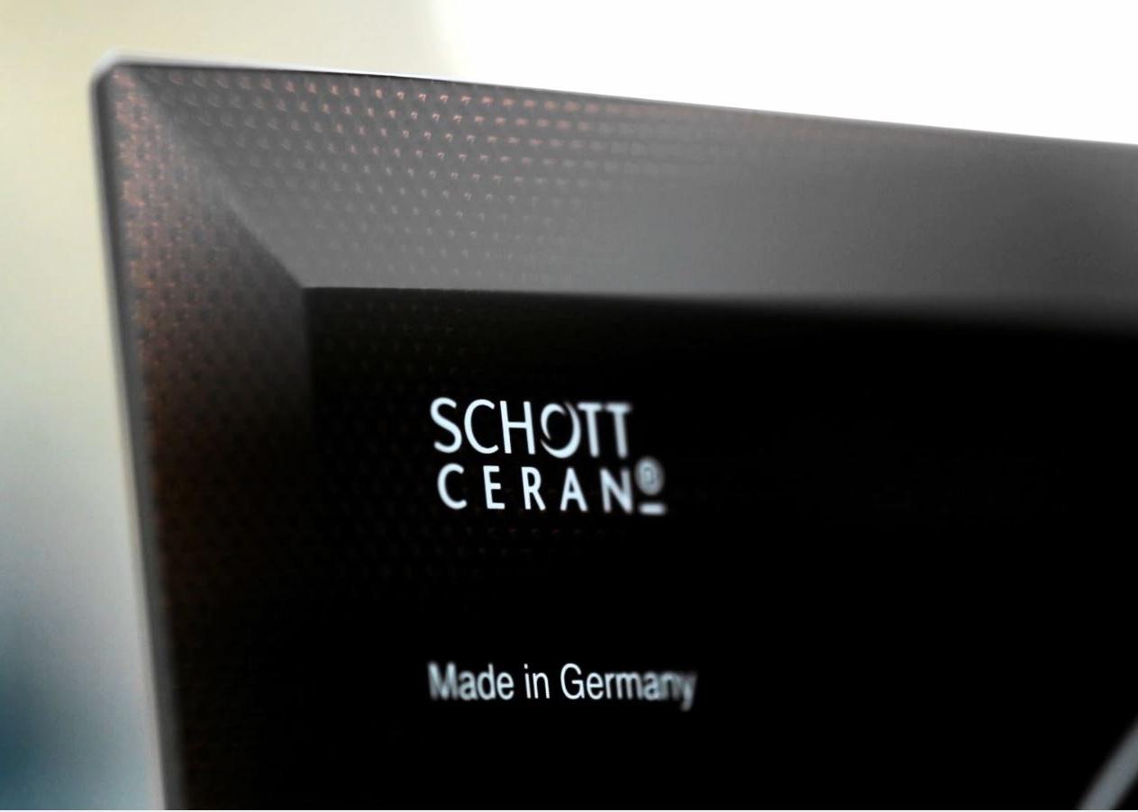 Ecke einer schwarzen SCHOTT CERAN® Glaskeramik-Kochfläche mit Logo