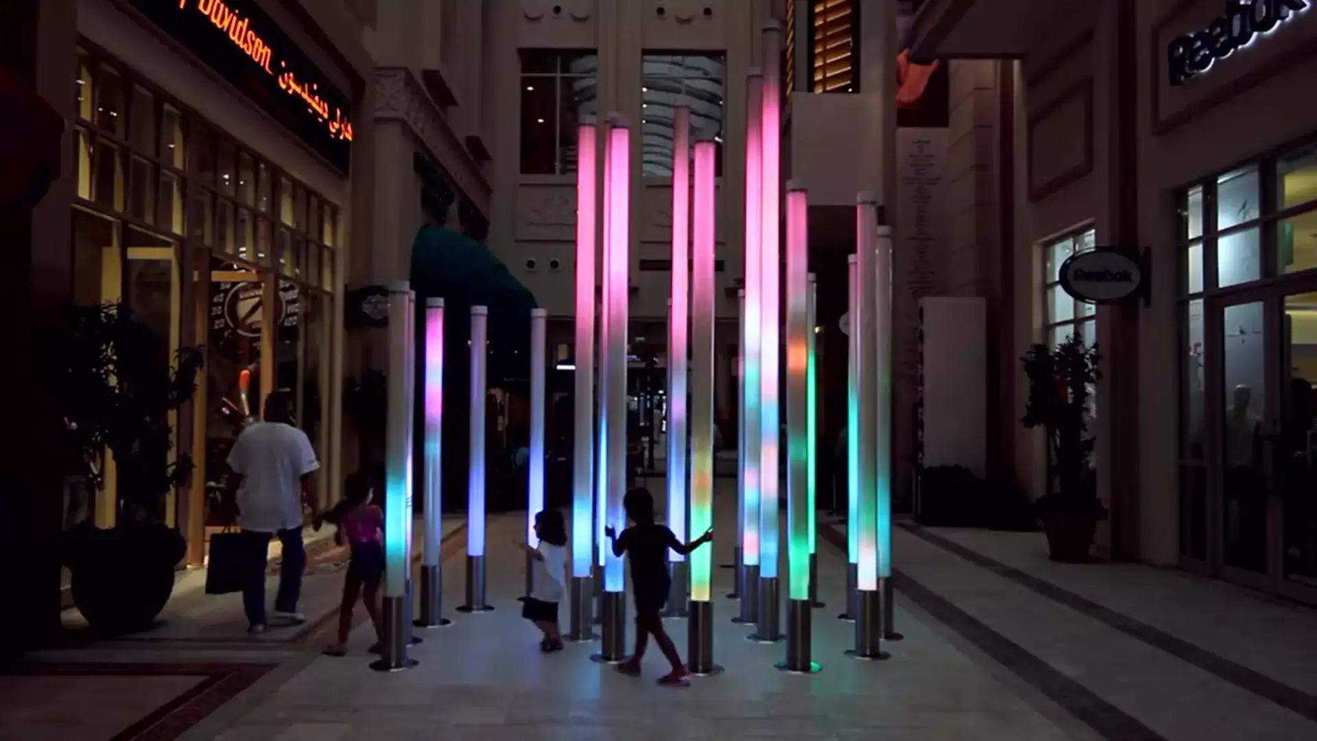 A instalação de som e iluminação Aviary no Dubai Mall	