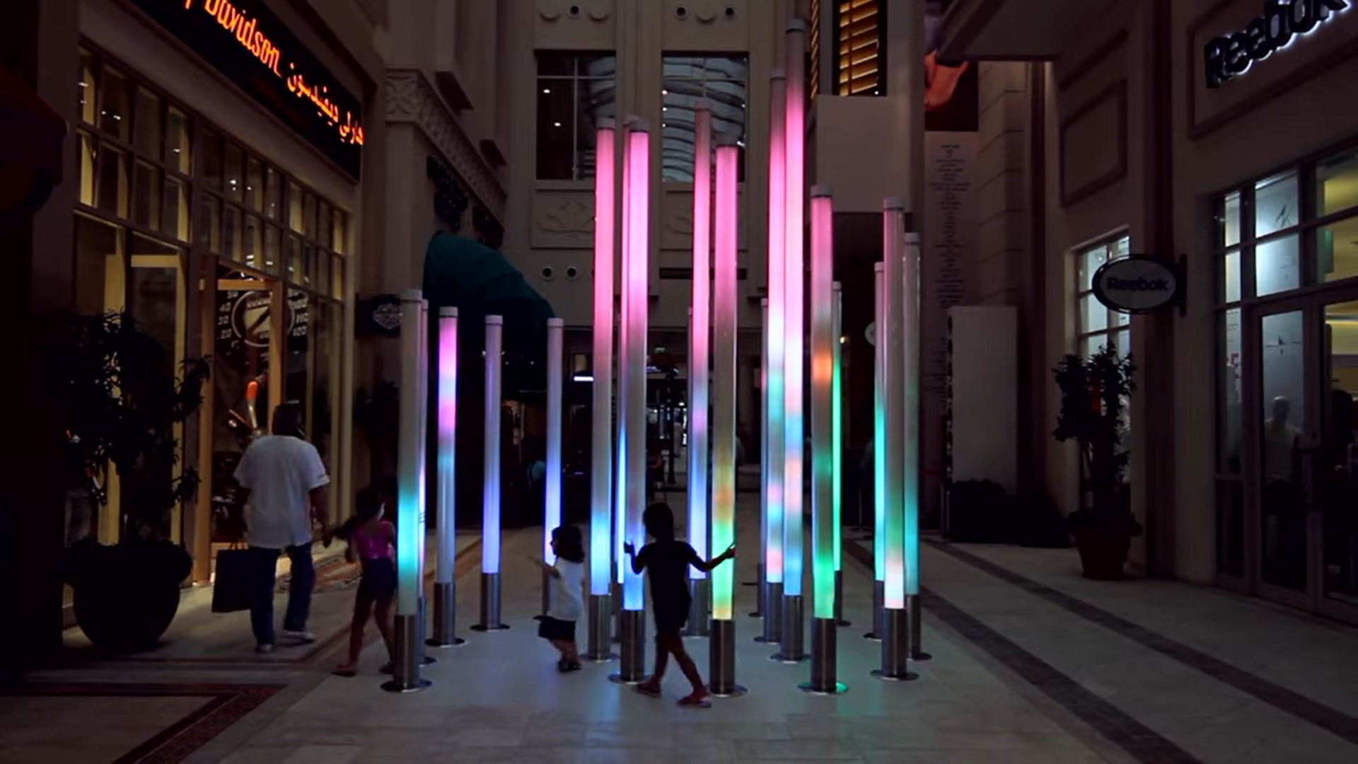 L’installation sonore et lumineuse Aviary dans le Dubai Mall	