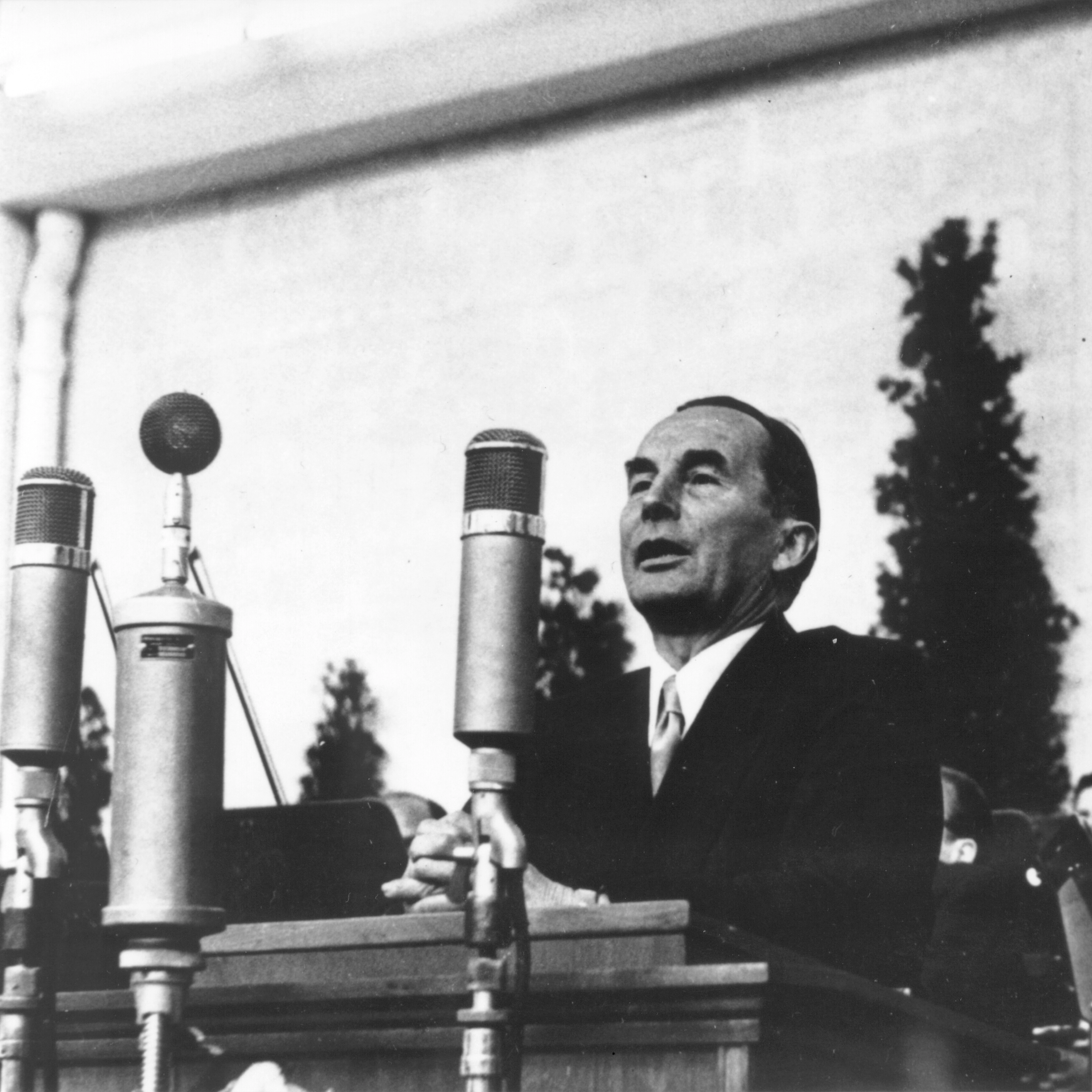 Erich Schott speaks at the opening of the new SCHOTT plant in Mainz in 1952 