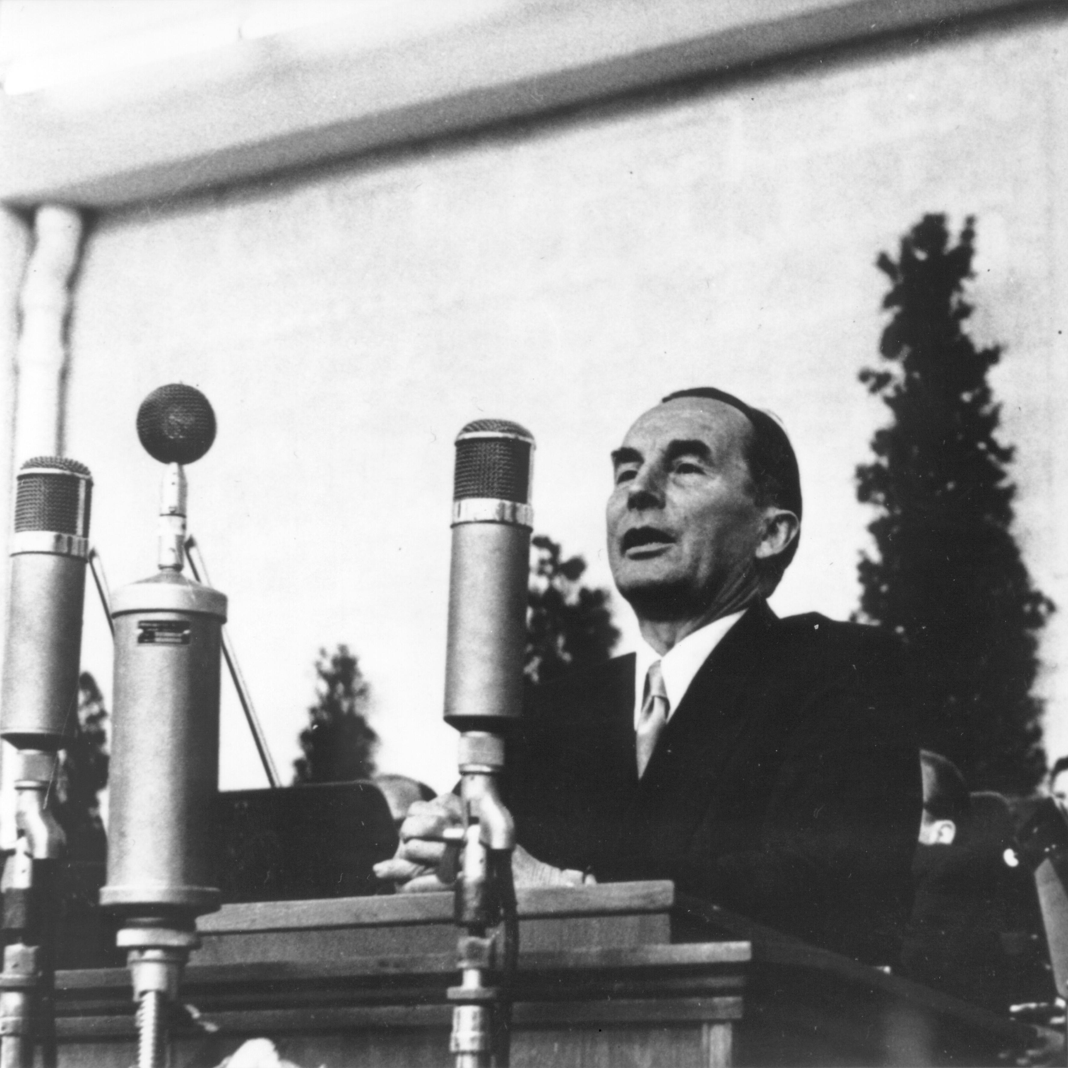 Erich Schott speaks at the opening of the new SCHOTT plant in Mainz in 1952	
